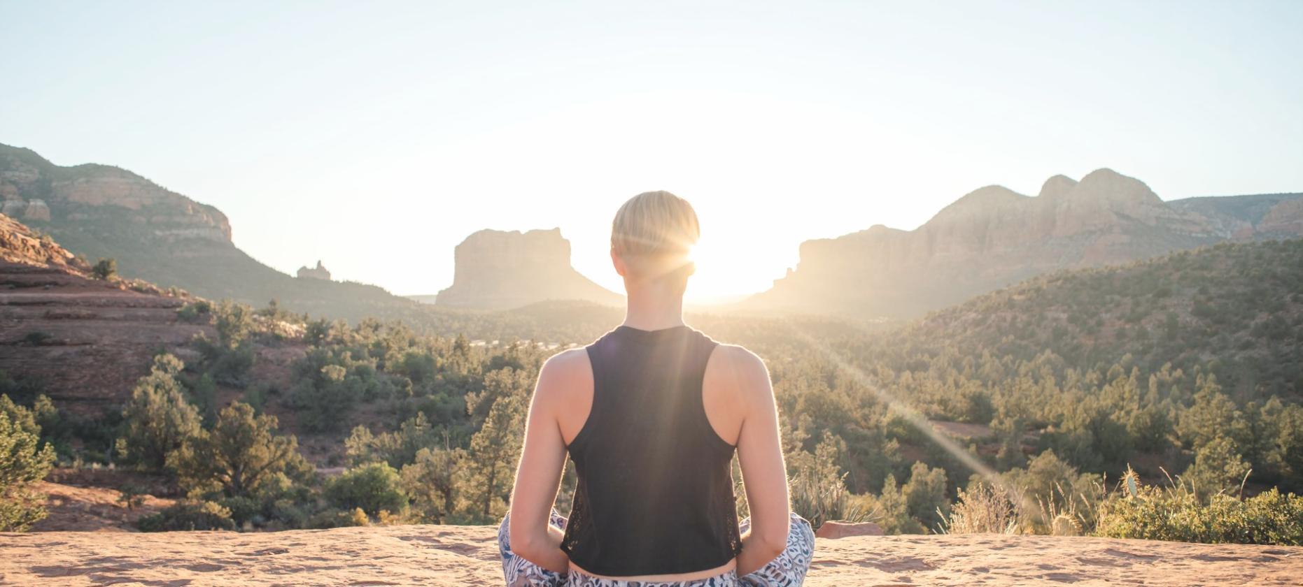 Ambiente di meditazione con elementi naturali che favoriscono la concentrazione