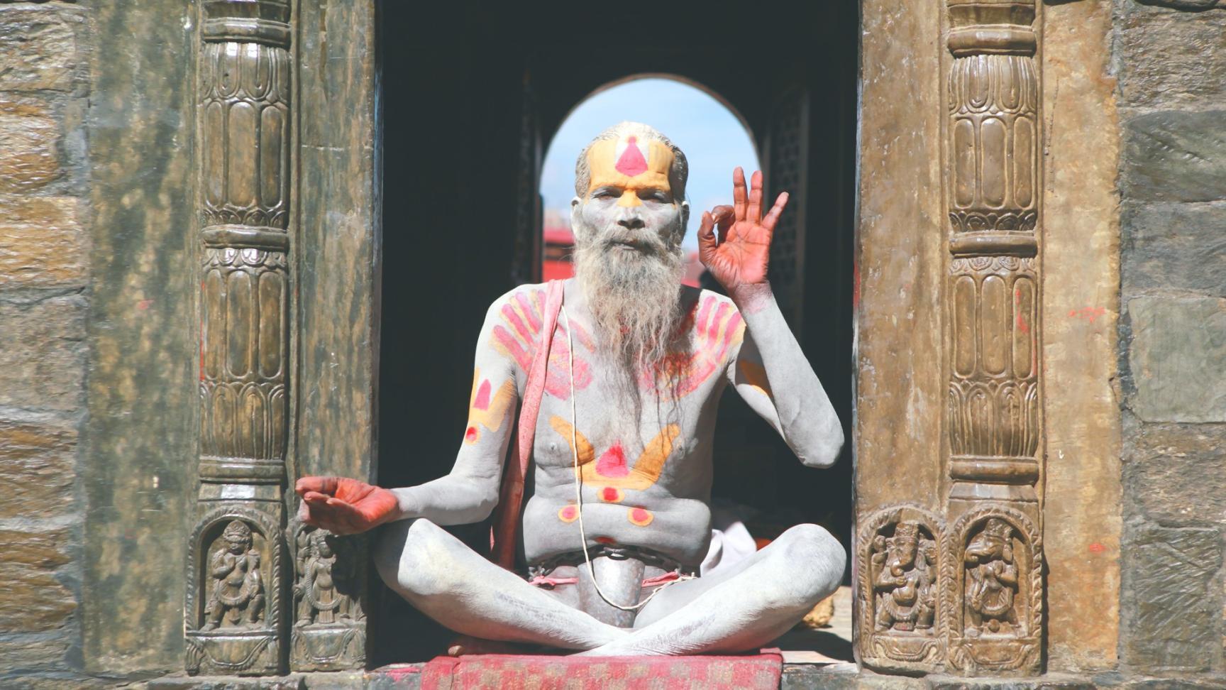 Persona che pratica meditazione respiratoria in un ambiente naturale sereno